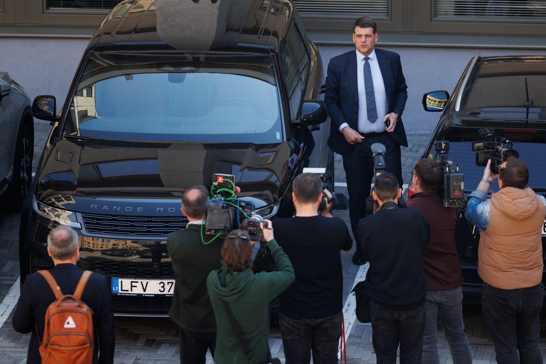 Lietuvą supurtė kratos pas „aušriečius“: FNTT pareigūnai išsinešė kelias dėžes, voką, R. Žemaitaičio namuose – policija