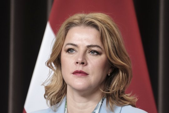Latviją purto permainos – traukiasi premjerė, sulaikytas vienas iš ministrų