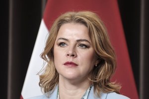 Latviją purto permainos – traukiasi premjerė, sulaikytas vienas iš ministrų