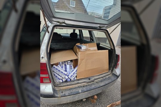 Policija smogė cigarečių kontrabanininkams – dešimtys kratų, yra sulaikytų, rastas ginklas