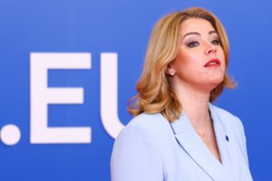 Krentančios valdžios galvos ir net sulaikymai: kas vyksta Latvijoje