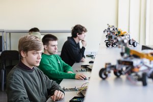 Specialistai, dėl kurių varžomasi visame pasaulyje: kodėl inžinieriai tampa naująja aukso karta?