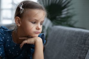 Augti be atliepimo: kaip „tvarkinga“ vaikystė slepia tikrą skausmą