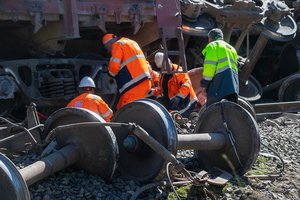 Geležinkeliuose – nuslėptas incidentas: nuo bėgių nuriedėjo krovininis vagonas