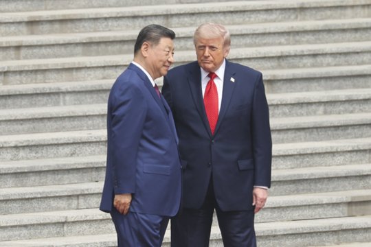 „Pataikaujantis D. Trumpas ir ryžtingas Xi Jinpingas“: išanalizavo lyderių kūno kalbą
