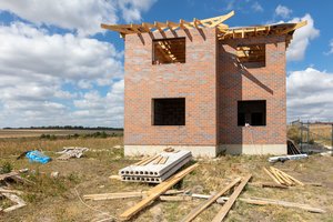 Statybų tvarkos galvosūkis Lietuvoje: gavo leidimą statyti, bet darbų pradėti negali