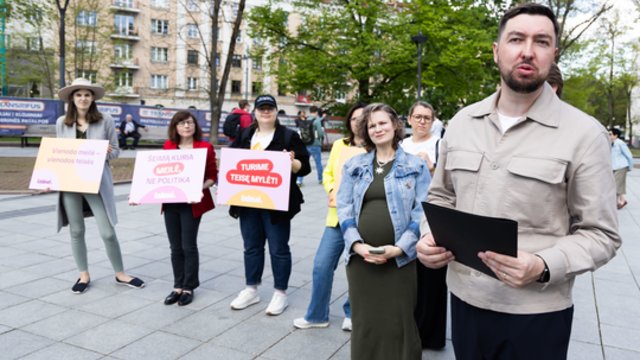 Prie Vyriausybės – akcija „Meilė nugalės“: siekia priminti valdžiai visų šeimų vienodas teises