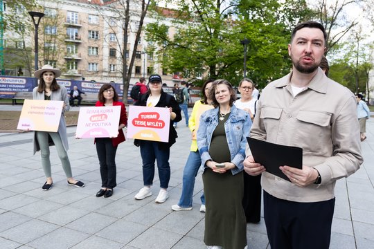 Prie Vyriausybės – akcija „Meilė nugalės“: siekia priminti valdžiai visų šeimų vienodas teises