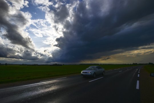 Šilumą nuplaus trumpos liūtys: skelbia, kur debesų savaitgalį bus daugiausia