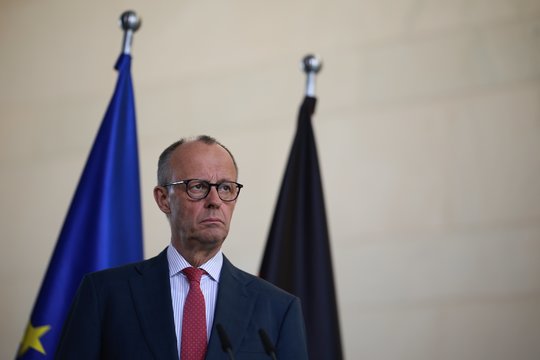 Po kilusios įtampos F. Merzas pasikalbėjo telefonu su D. Trumpu