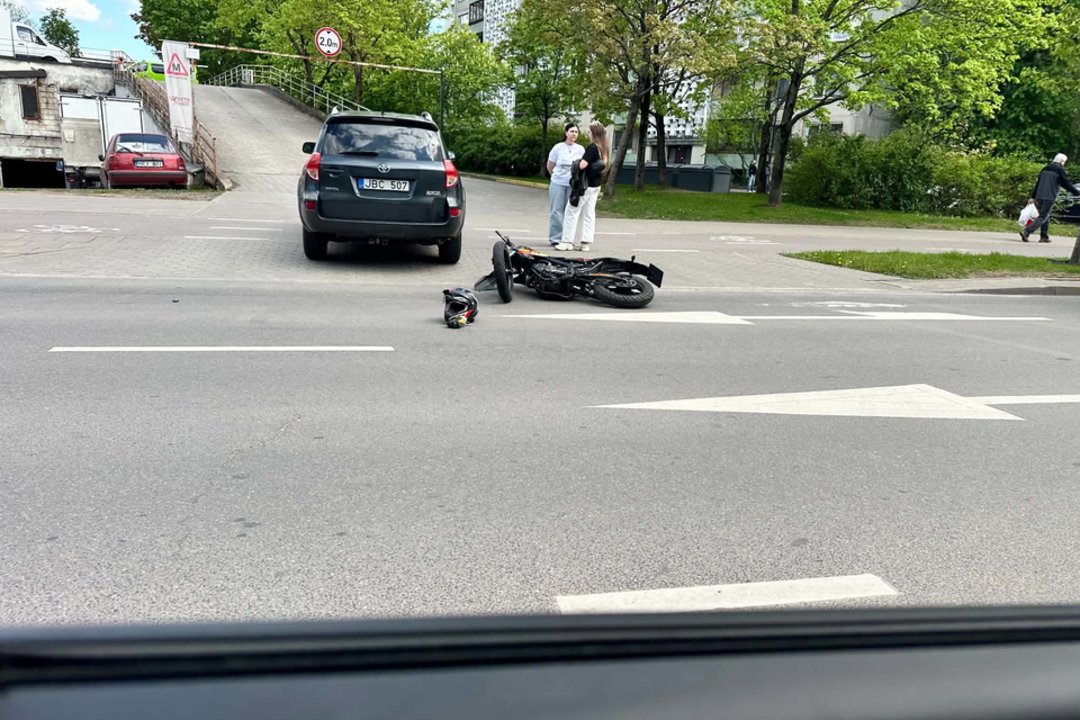 Vilniuje susidūrė automobilis ir motociklas – sužalojimų išvengta