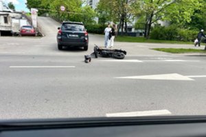 Vilniuje susidūrė automobilis ir motociklas – sužalojimų išvengta