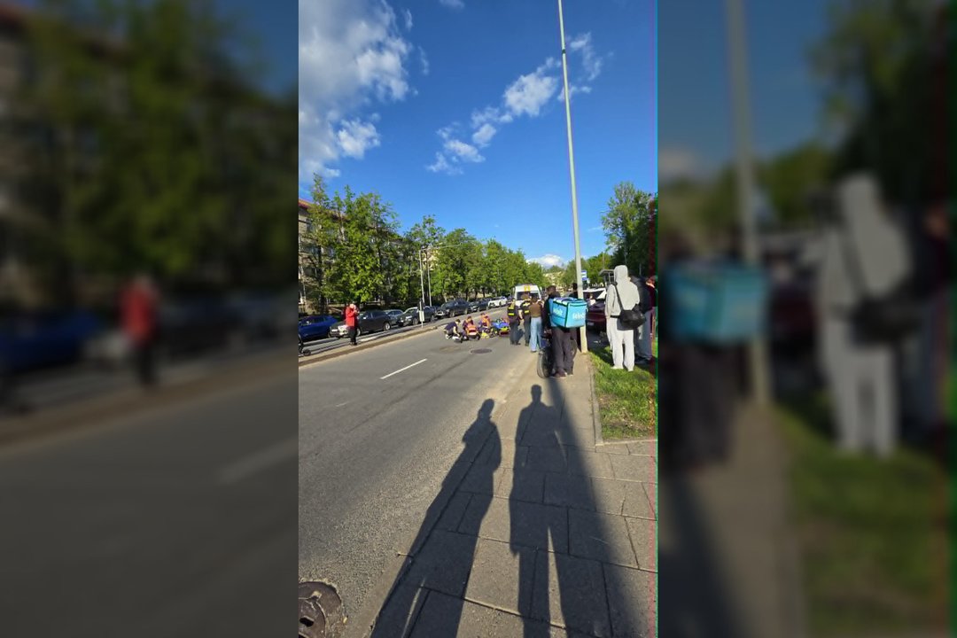 Vilniuje vaikinas nesuvaldė motociklo ir griuvo – vairuotojas išvežtas į ligoninę