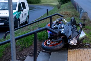 Tragedija Akmenės rajone: motociklininkas žuvo atsitrenkęs į stulpą