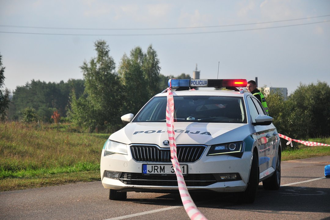 Nelaimė Panevėžyje: atsikabinusi priekaba rėžėsi į automobilį