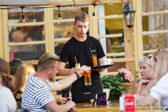 Pajūrio verslai desperatiškai ieško darbuotojų: skelbimuose – intriguojantys pažadai ir kuklios algos
