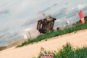 „Aukštaitijos ralyje“ – kraupi avarija: šturmanas atsidūrė ligoninėje