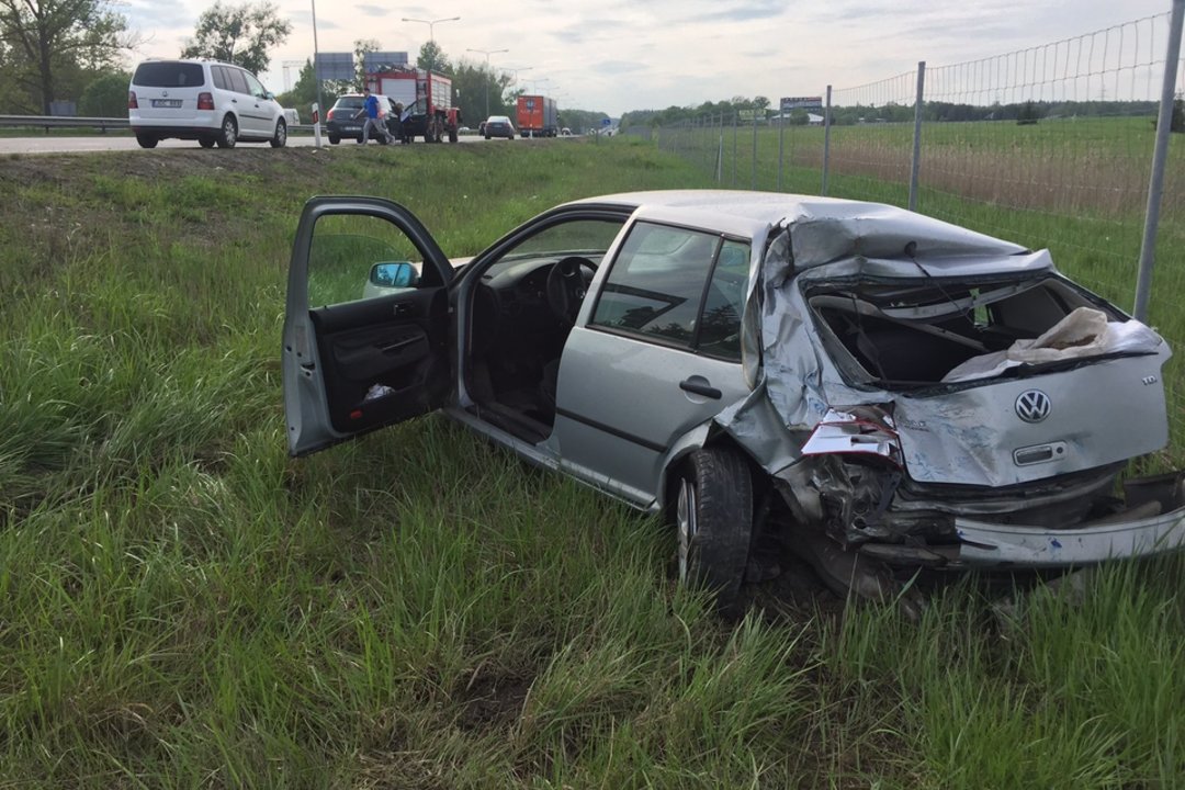 Jonavos rajone apsivertė ir užsidegė automobilis, vairuotojas išvežtas į ligoninę