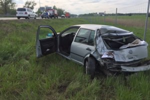 Jonavos rajone apsivertė ir užsidegė automobilis, vairuotojas išvežtas į ligoninę
