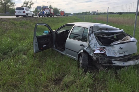 Jonavos rajone apsivertė automobilis, vairuotojas išvežtas į ligoninę