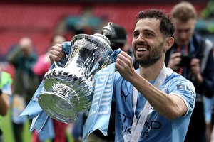 „Manchester City“ šeštą kartą pakartojo įspūdingą pasiekimą – per sezoną laimėjo dvi taures