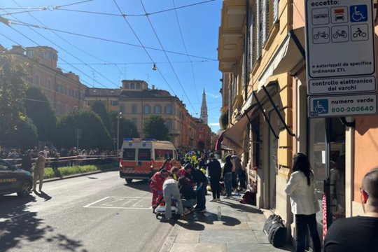 G. Meloni atšaukė tarptautinį vizitą, kad aplankytų nukentėjusiuosius per incidentą Modenoje