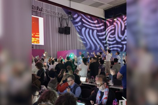 „Eurovizijos“ užkulisiai: žiniasklaidos centre žurnalistai užkūrė neregėtą vakarėlį