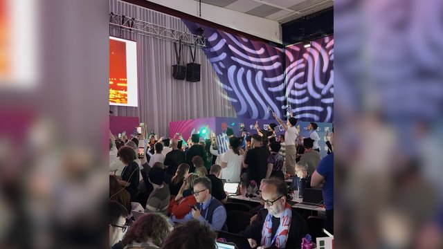 „Eurovizijos“ užkulisiai: žiniasklaidos centre žurnalistai užkūrė neregėtą vakarėlį