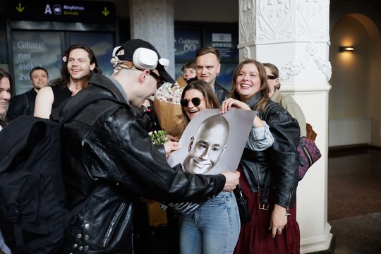 Gerbėjų Vilniaus oro uoste gausiai pasitiktas Lion Ceccah: „Pasakysiu visą tiesą“