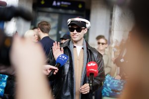 Gerbėjų Vilniaus oro uoste gausiai pasitiktas Lion Ceccah: „Pasakysiu visą tiesą“
