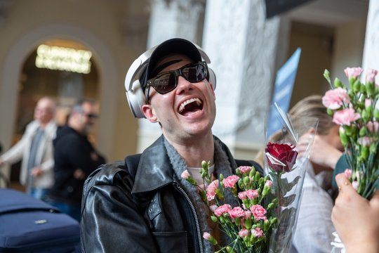 Lion Ceccah sugrįžo į Lietuvą: po „Eurovizijos“ finalo atlikėją pasitiko gerbėjai