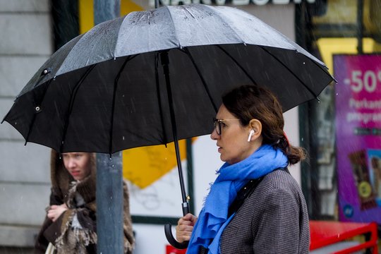 Savaitė prasidės su trenksmu: dalyje Lietuvos – smarkūs lietūs, klius ir perkūnijos