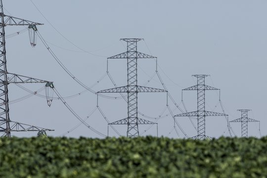 Paaiškino, kodėl elektra pinga net tuomet, kai kyla degalų ir naftos kainos