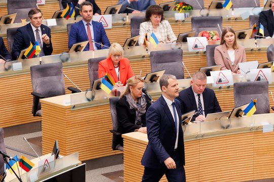 Apklausa: gyventojai labiausiai pasitiki policija ir kariuomene, mažiausiai – Seimu, Vyriausybe