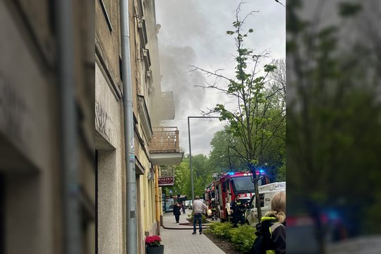 Į Vilniaus senamiestį skubėjo ugniagesiai – daugiabučio namo bute kilo gaisras