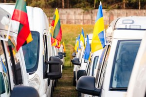 Didžiulis konvojus sėkmingai pasiekė Ukrainą: štai kiek automobilių perdavė Lietuvos policija