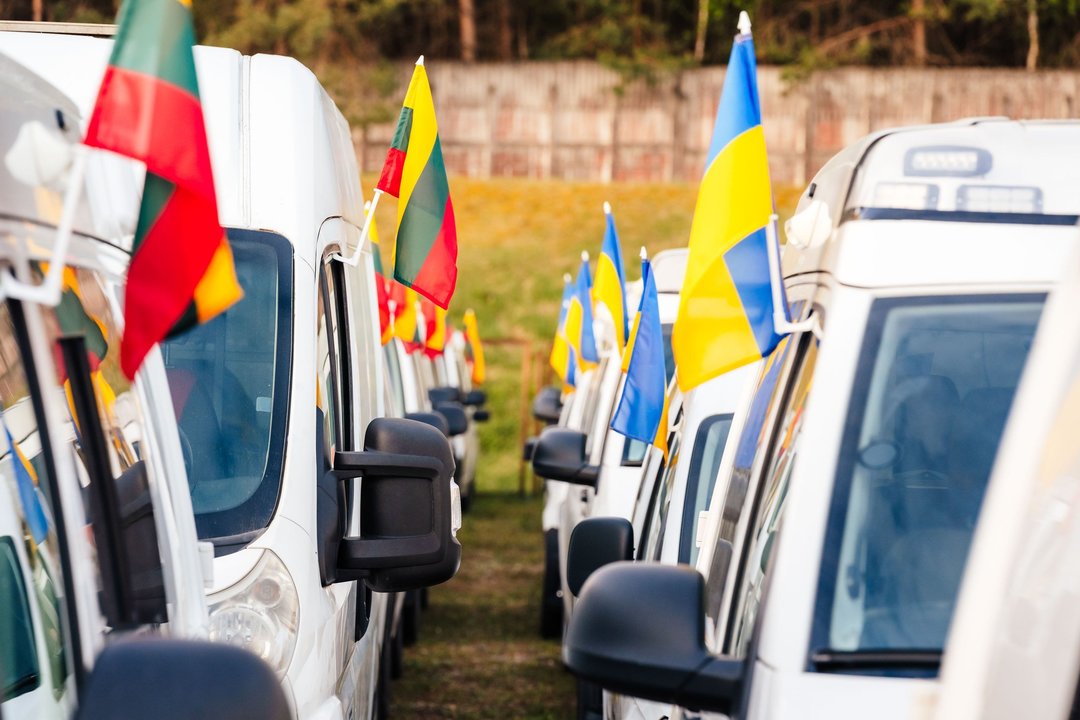 Didžiulis konvojus sėkmingai pasiekė Ukrainą: štai kiek automobilių perdavė Lietuvos policija