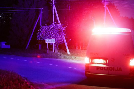 Gausios pajėgos ir saugoma teritorija: kadruose – vaizdai iš Utenos rajono, kur nukrito dronas