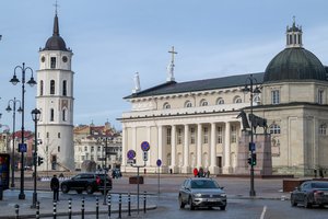 Tirs Vilniaus arkikatedros bazilikos raidos etapus