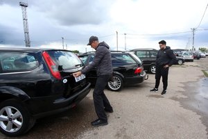 Įspėja apie gudrias automobilių pirkėjų schemas: kas rodo, kad sandoris geruoju nesibaigs