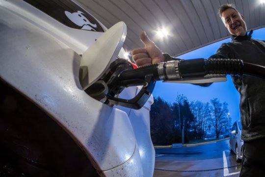 Degalų kainos vėl pasikeitė: štai kurios degalinės labiausiai išsiskiria