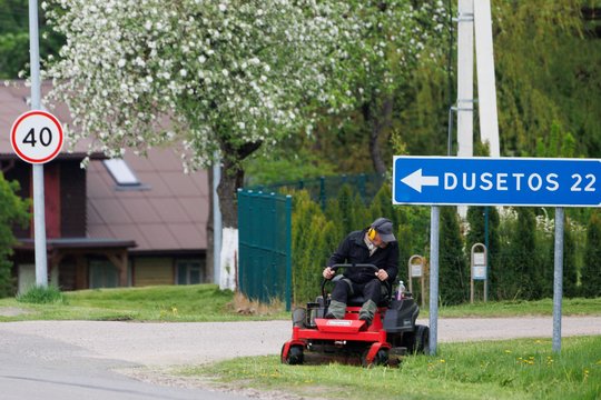 Naujausios žinios apie droną Utenos rajone: aptiko žolę pjovęs gyventojas, greičiausiai – ne „Shahed“ tipo