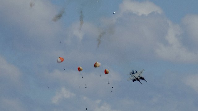 Aviacijos šou baigėsi naikintuvų susidūrimu: keturi pilotai spėjo sėkmingai katapultuotis