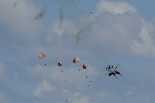 Aviacijos šou baigėsi naikintuvų susidūrimu: keturi pilotai spėjo sėkmingai katapultuotis
