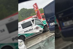 Avaringoje Kauno žiedinėje sankryžoje susidūrė policijos automobilis ir BMW