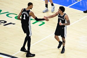 Monstriško V. Wembanyamos „Spurs“ įspūdingoje dramoje nukovė „Thunder“