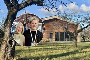 Iš Klausučių soduose sunokusių obuolių gamina gėrimą, kuris skina medalius tarptautiniuose konkursuose