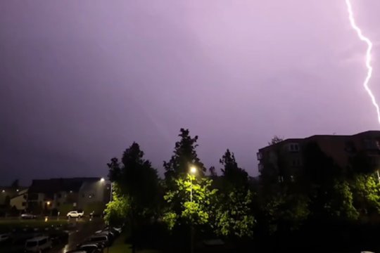 Užfiksavo įspūdingą žaibo blyksnio akimirką: dangus nušvito lyg dieną