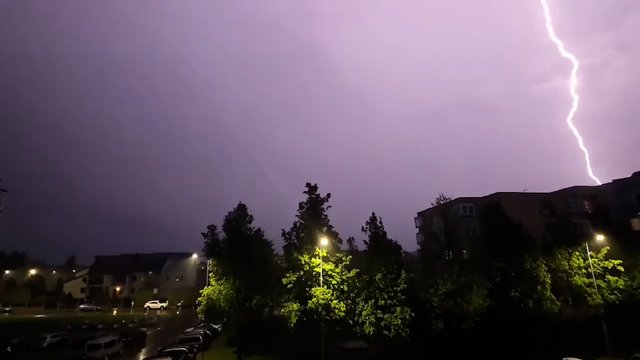 Užfiksavo įspūdingą žaibo blyksnio akimirką: dangus nušvito lyg dieną