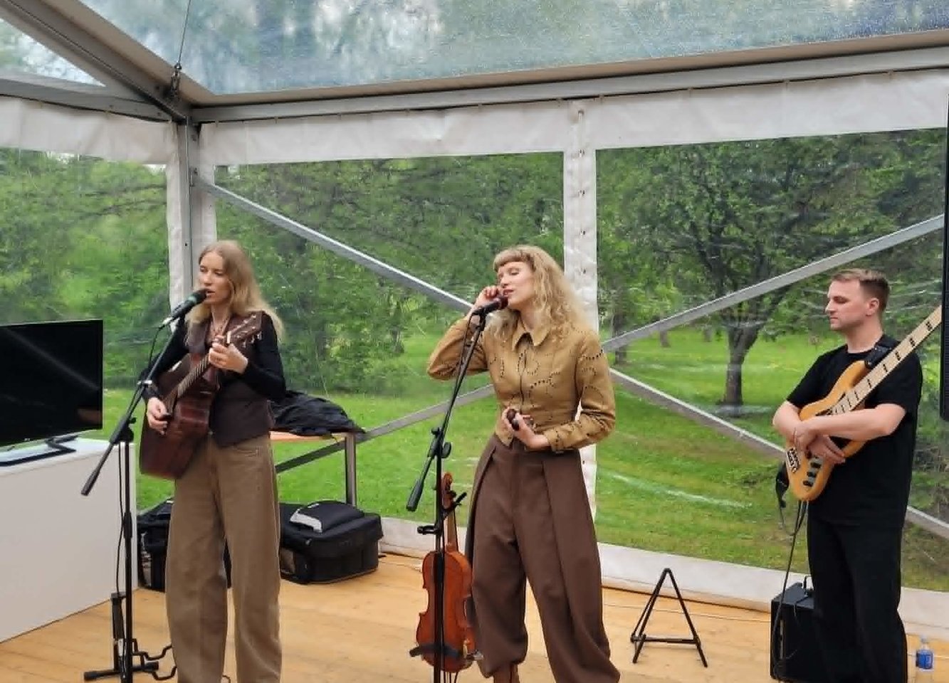   Rojaus kaime, prof. Adomo Hrebnickio memorialiniame muziejuje, pavasario muzikos ir poezijos festivaliu „Tarp žydinčių rojaus obelų“ paminėtos 65-osioms muziejaus įkūrimo metinės.